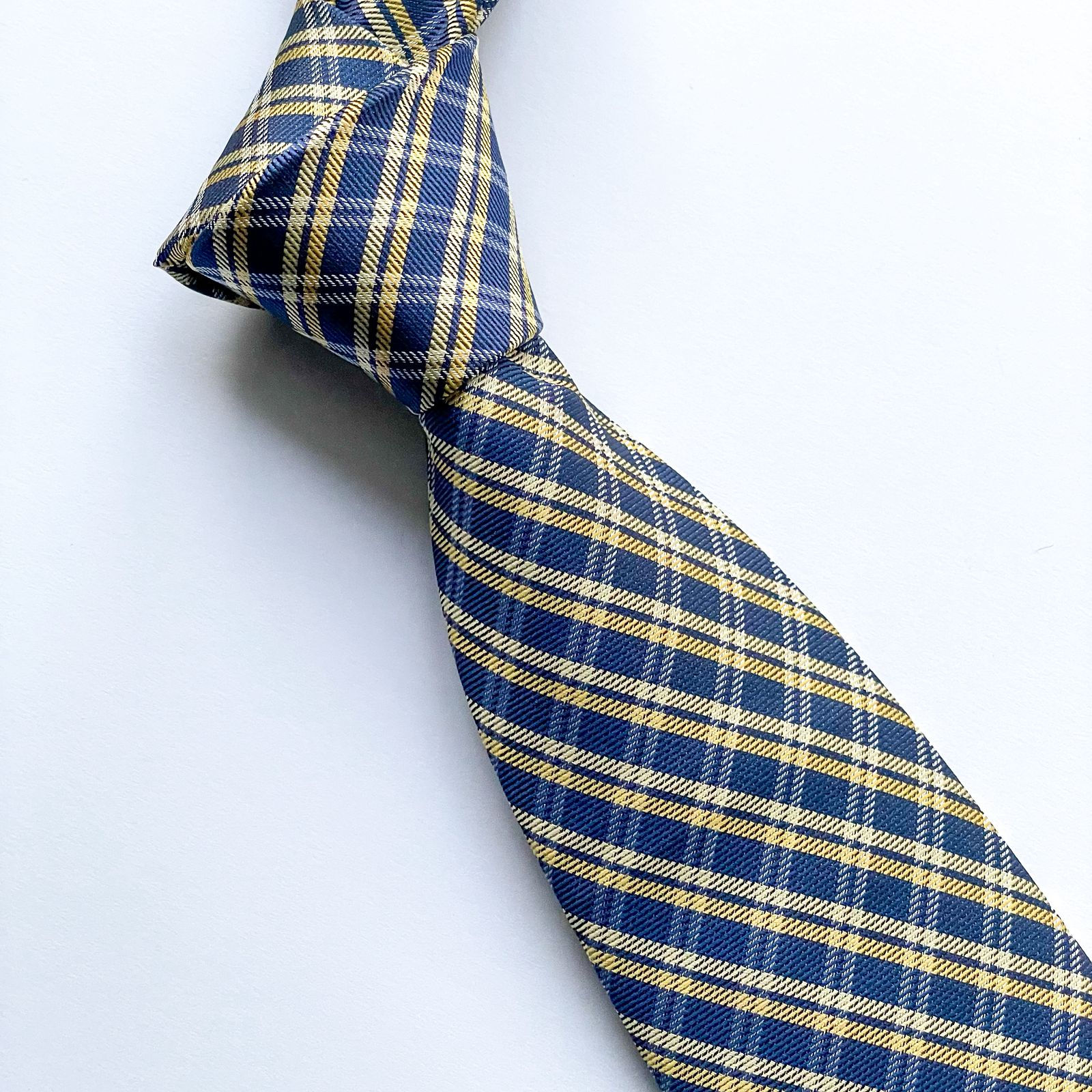Corbata  J.Ferrar con diseño escocés . La etiqueta marca USD $34.00