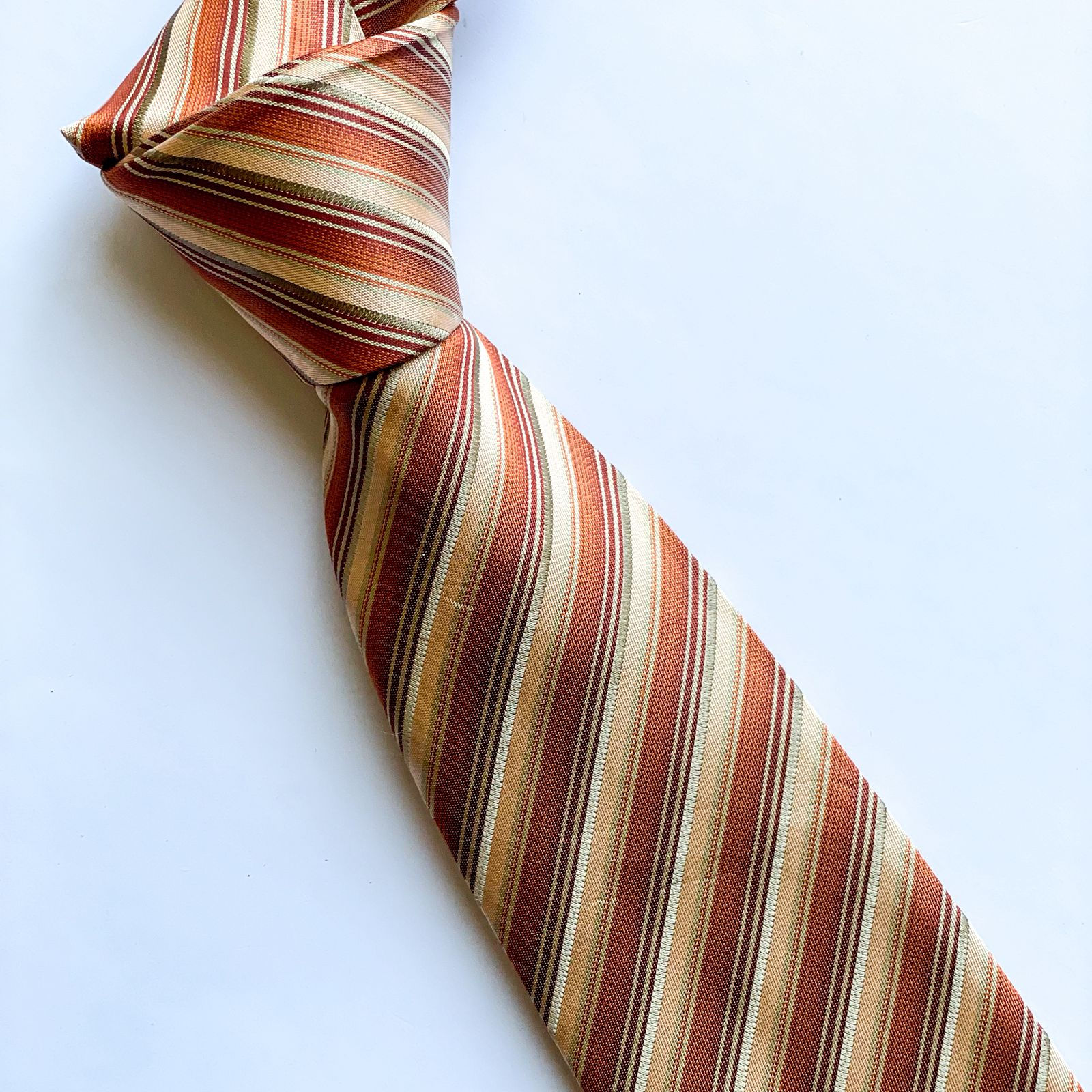Corbata Dockers juvenil de 124cm aprx. de largo con diseño a rayas