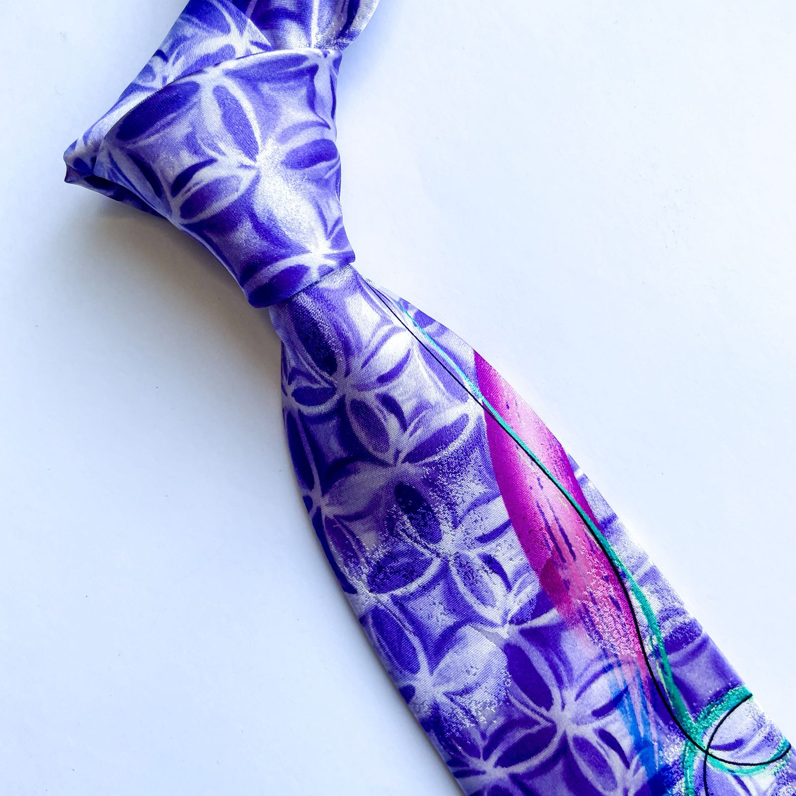 Corbata J.Garcia con 🏷️  de seda. Diseños de edición limitada ( marca $40.00) con un hermoso diseño