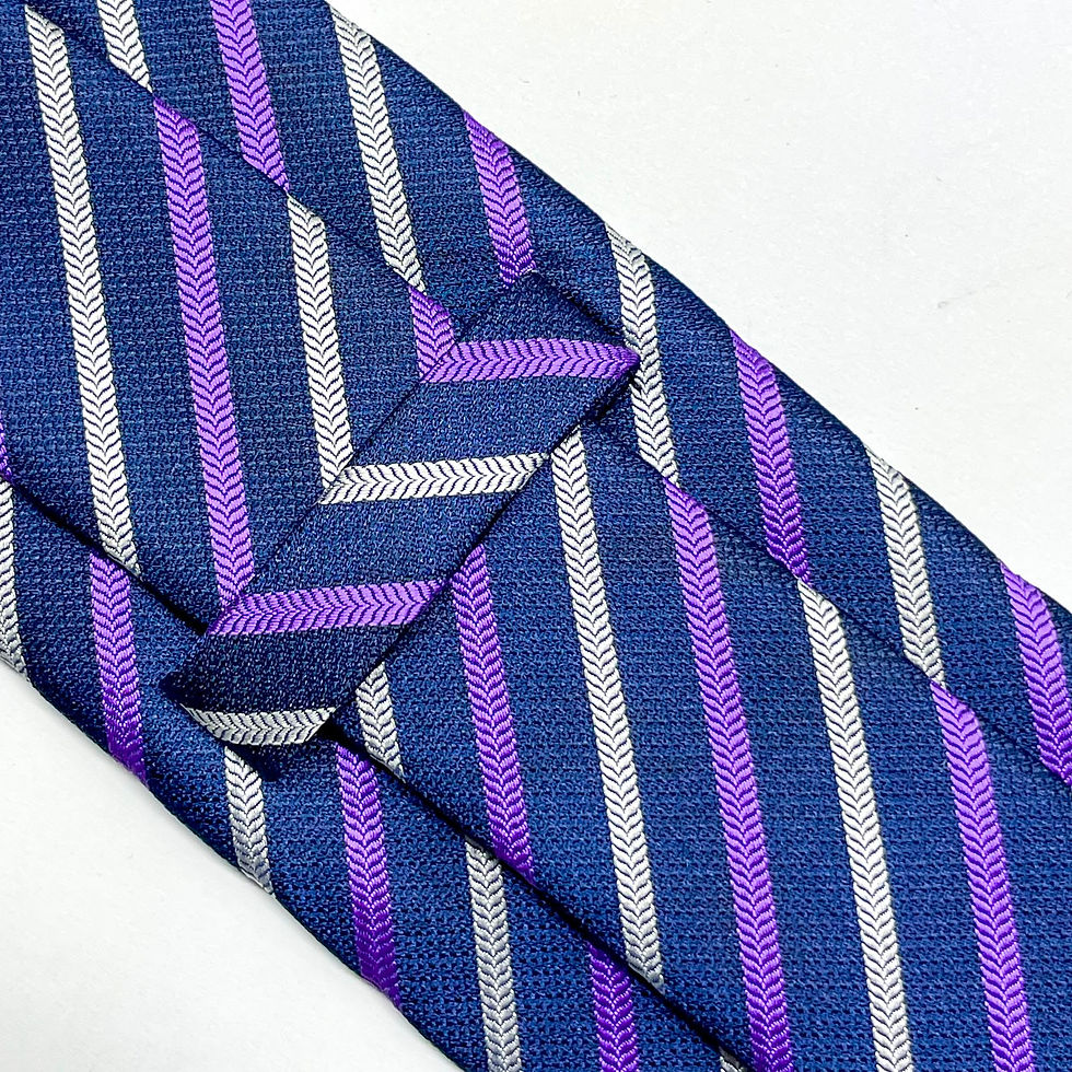 Corbata con hermosos colores y un diseño a rayas
