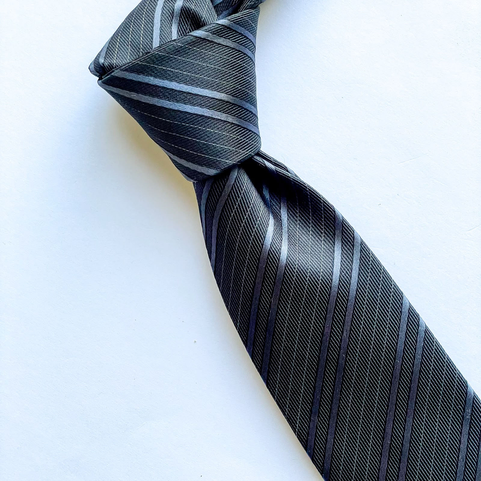 Corbata Little black tie de seda con hermoso diseño a rayas