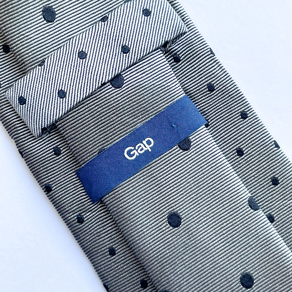 Corbata GAP de seda. Hecha en USA 🇺🇸 con diseño de puntos