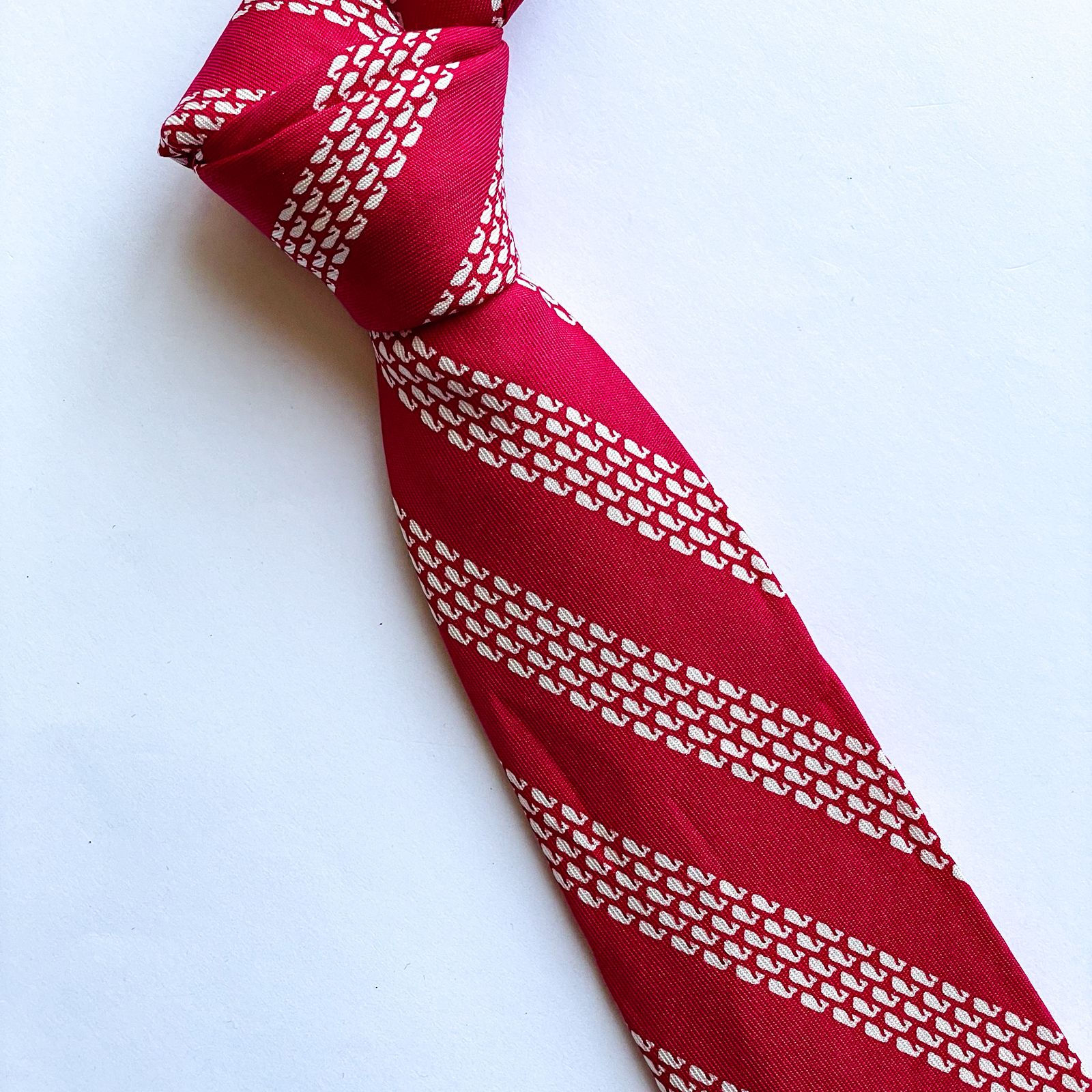 Corbata Vineyard  vines -tamaño juvenil de 128cm aprx. de largo de la corbata. ( el color es fuscia no rojo)