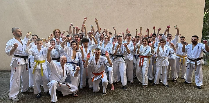 Participants of the Friendship seminar cheering together for a group photo