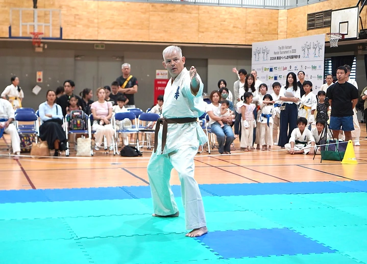 Karateka demonstriert eine Technik auf der Matte beim Turnier in Vietnam