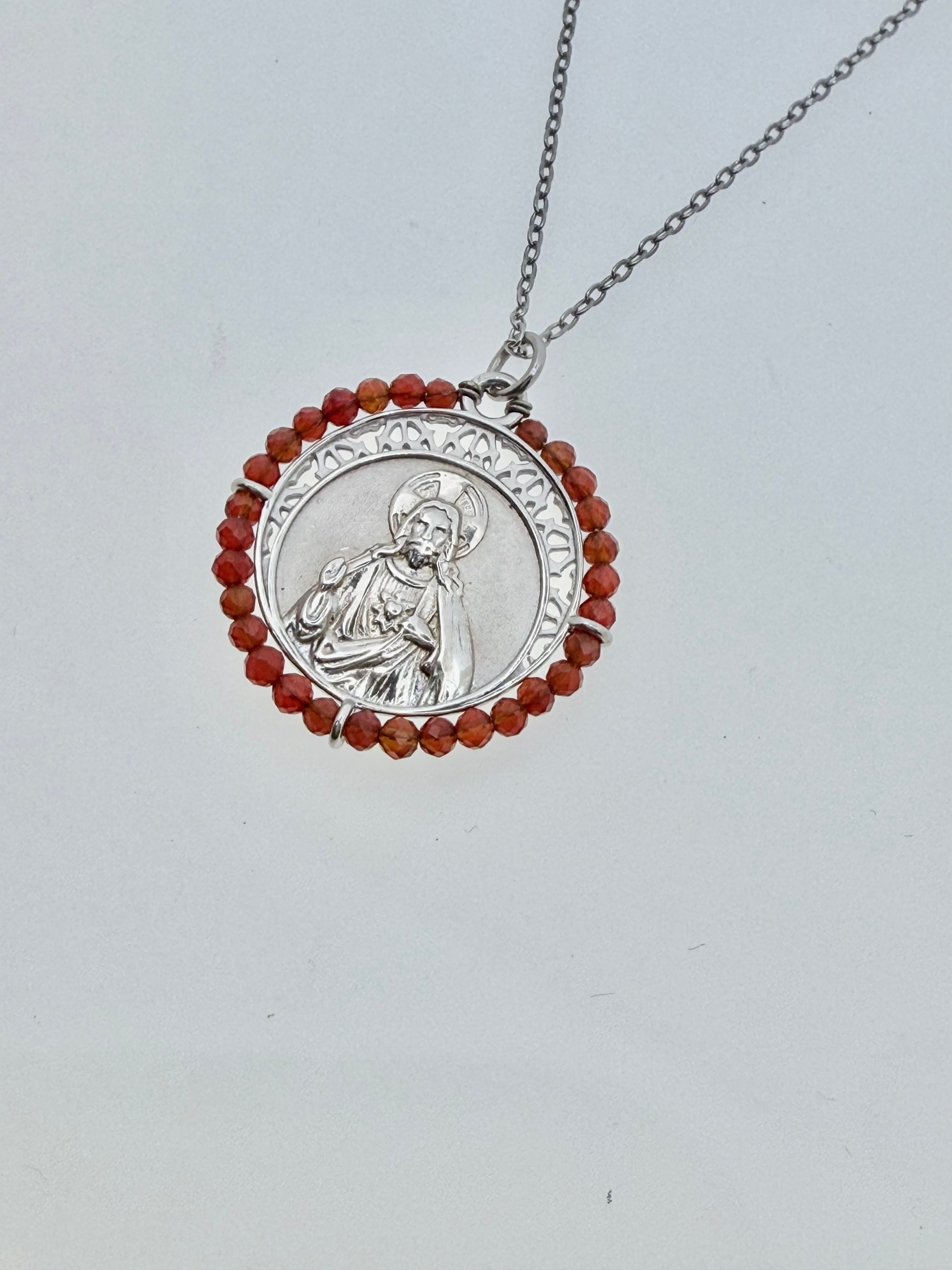 Colgante con medalla Sagrado Corazón.