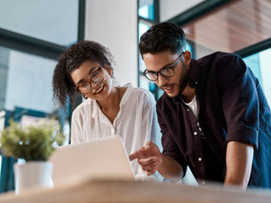 colegas de trabalho olhando laptop