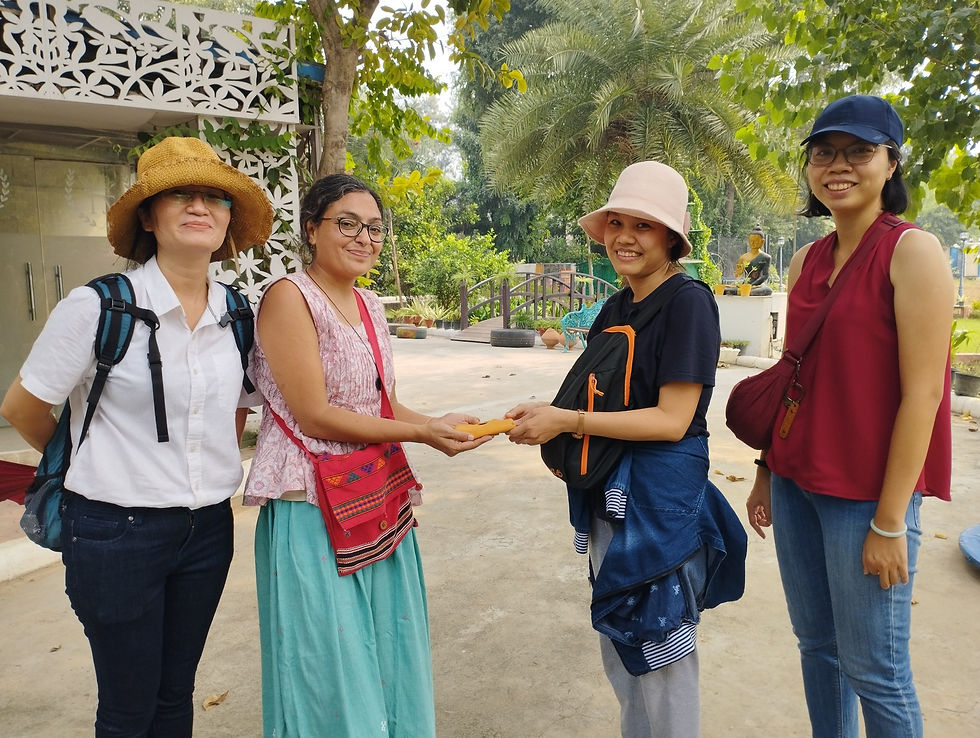 Một bạn ở VCIL Community tặng quà cho cô Namita