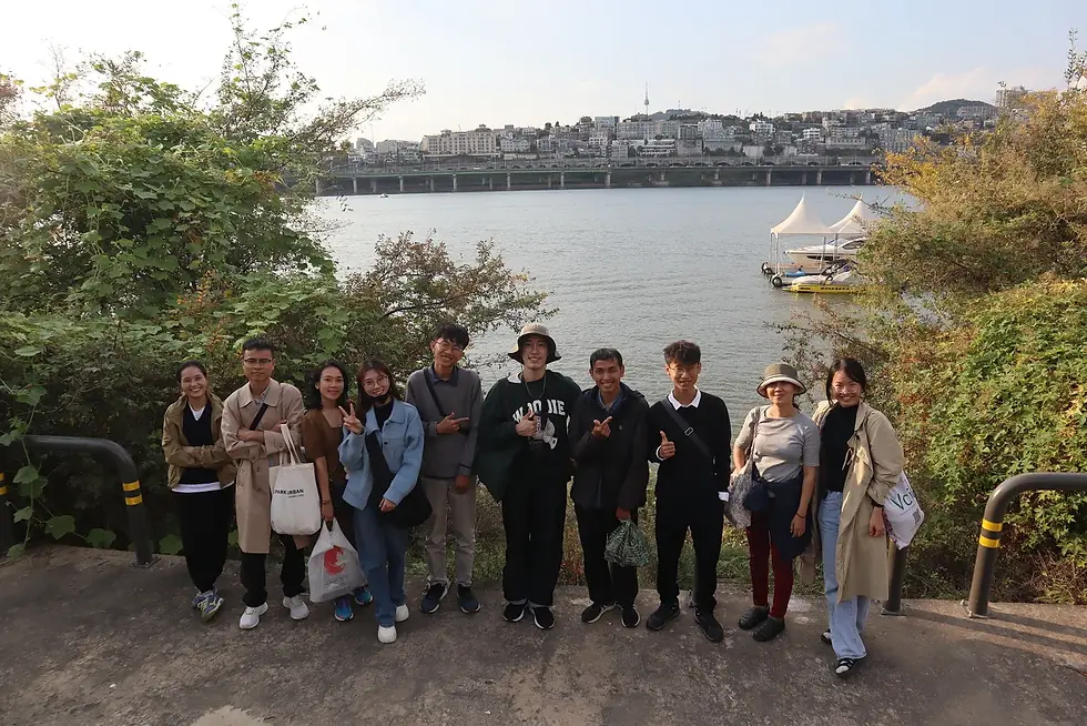 VCIL Travel School tìm hiểu về các vấn đề xã hội thông qua sự hướng dẫn của một nhà lịch sử địa phương. Ảnh chụp bên bờ sông Hán vào tháng 10/2023
