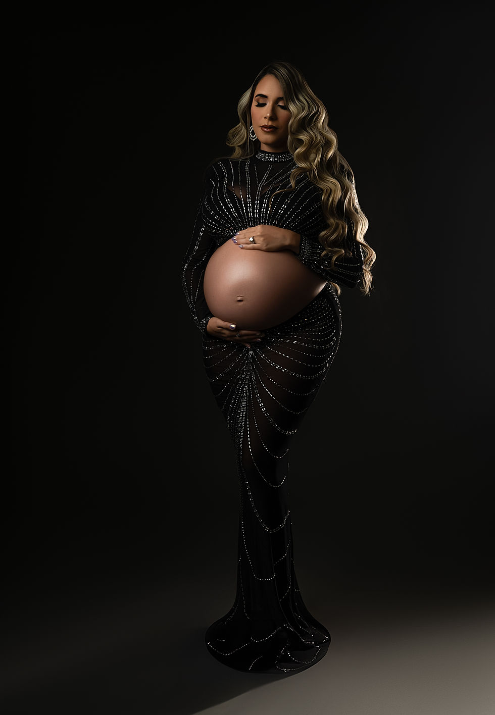 Elegant maternity photoshoot in Winter Garden