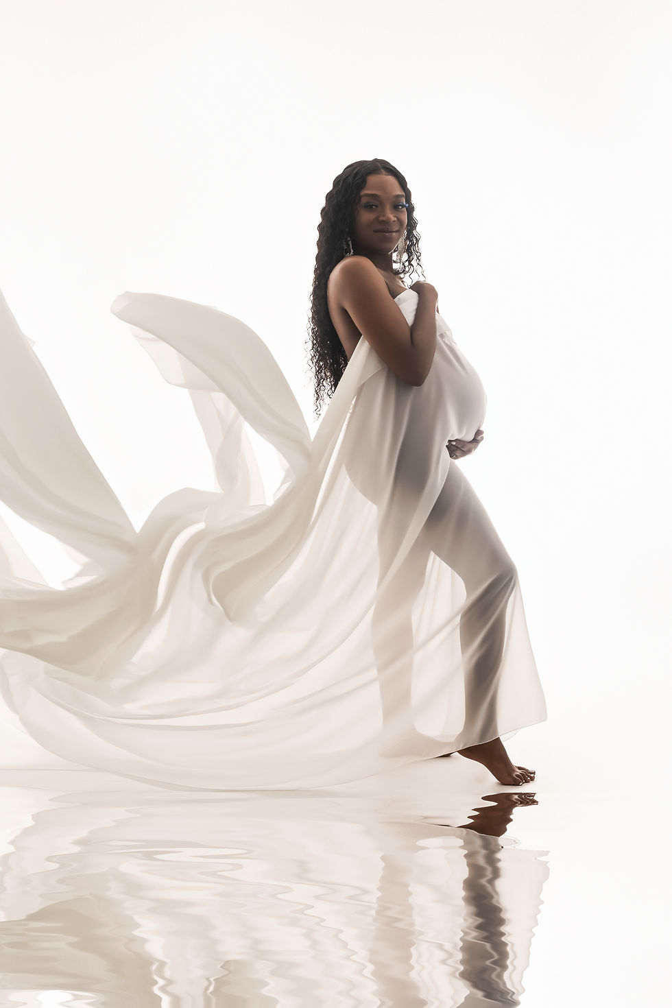 Pregnant woman in a flowing dress for a maternity session in Davenport with Photowjoa