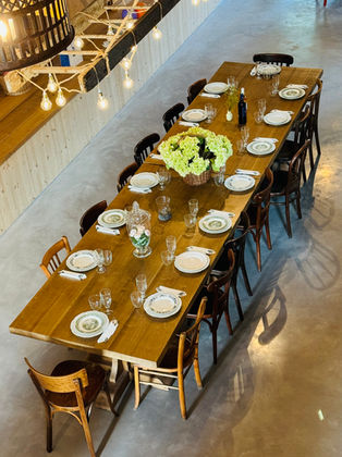 une grande table en bois dressée 