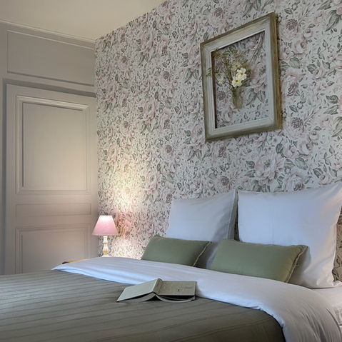Une chambre spacieuse tapissée avec des pivoines.
