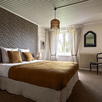 Chambre avec une tapisserie noire.