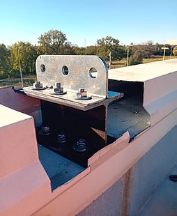 Piastra tipo C fissata su metallo