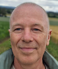 Thomas-kurze-Haare-2026-Hintergrund-staerker-unscharf.jpg