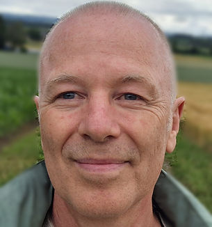 Thomas-kurze-Haare-2026-Hintergrund-staerker-unscharf.jpg