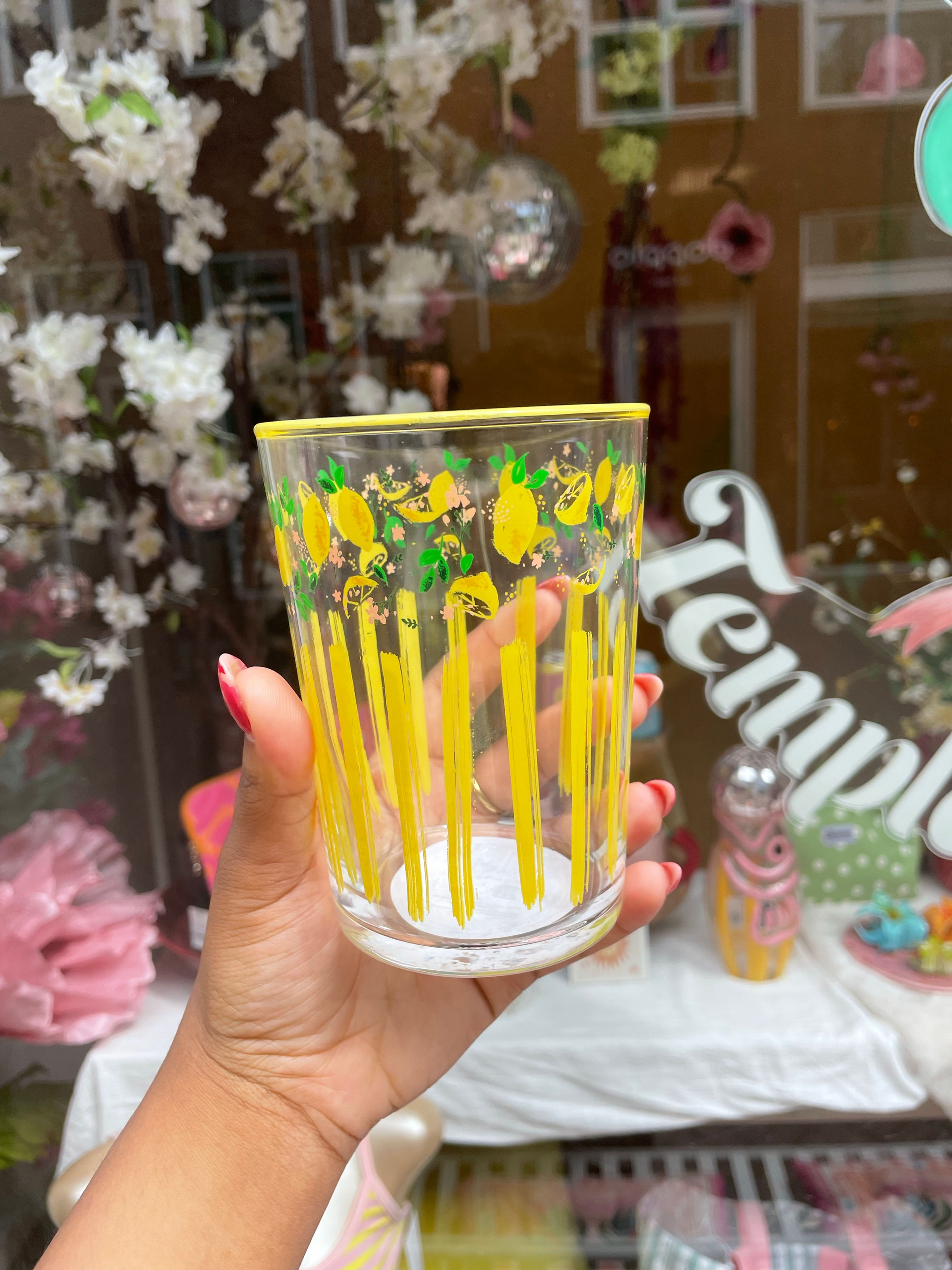 limonade glas geel met citroentjes
