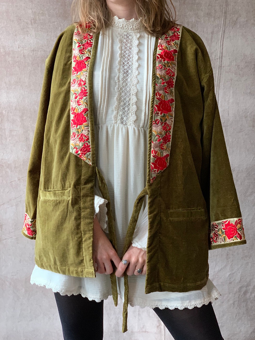 Miniatura: Velvet Kimono in Olive with Roses