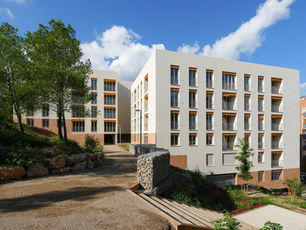 Building of 72 apartments and parking, with official protection