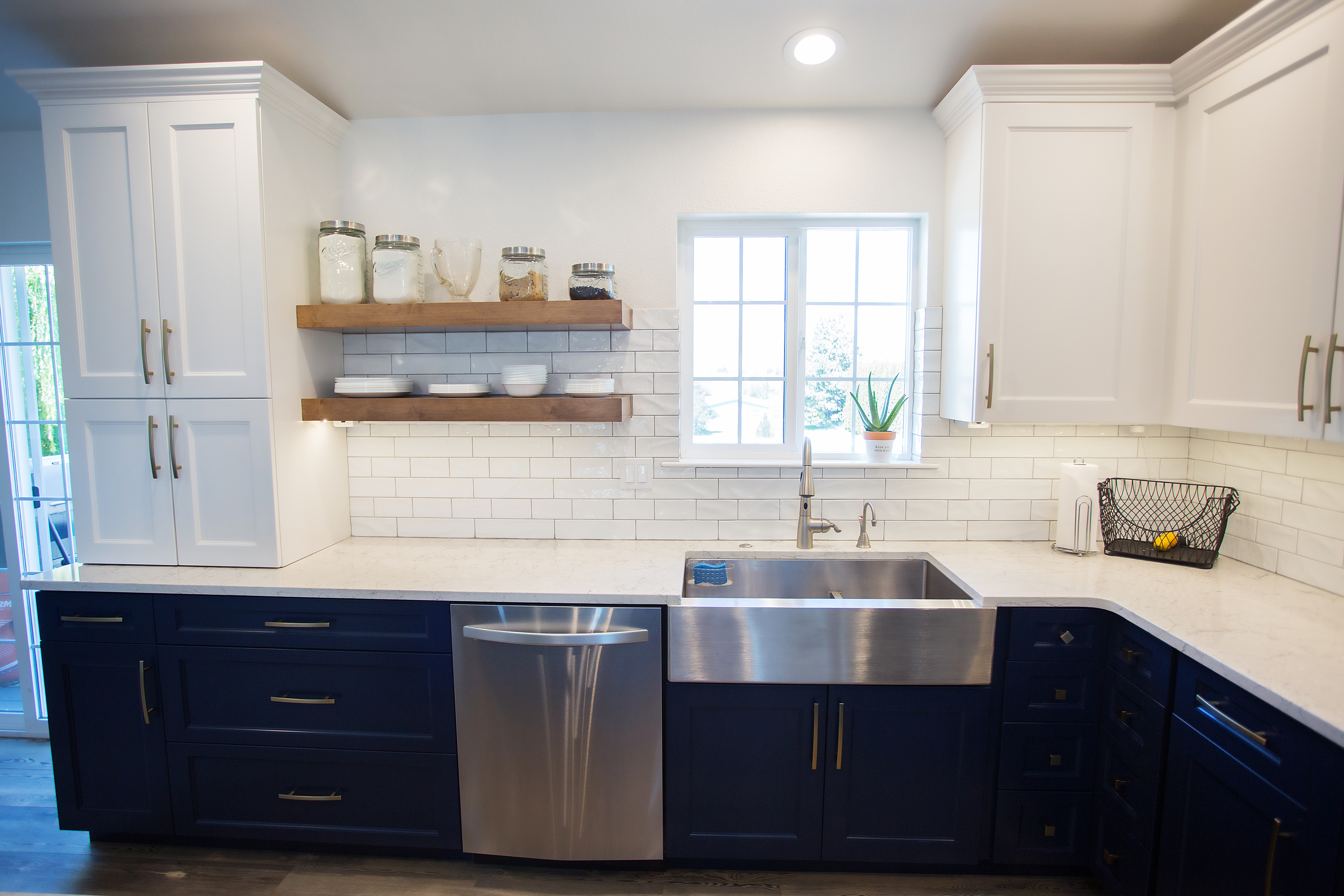 Kitchen cabinet installation and refacing in Cypress, TX. Artosa IDC replaces or refaces cabinetry with custom storage and hardware upgrades.