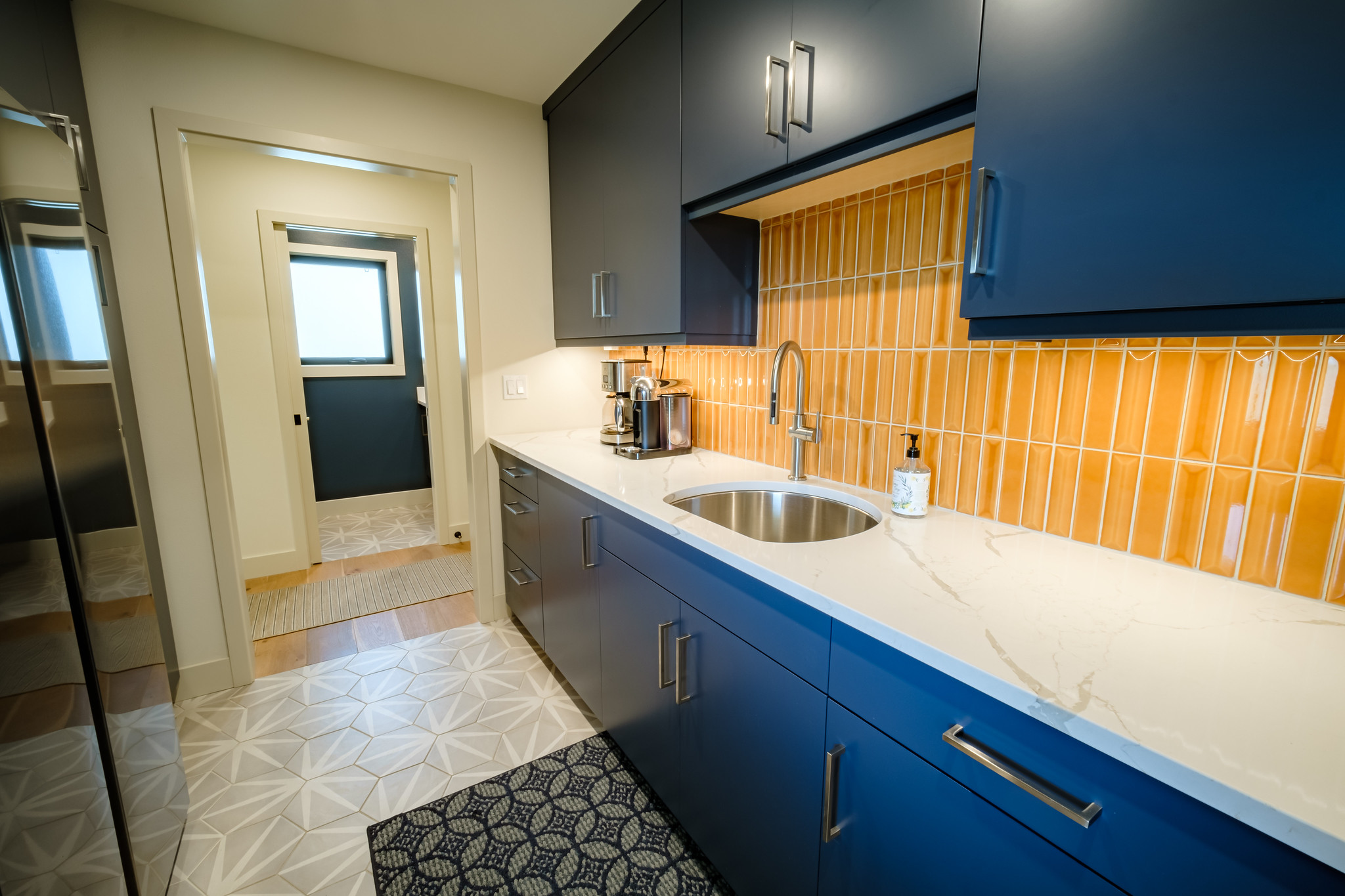 Professional backsplash installation & custom tile work in Cypress, TX. Elevate your kitchen with Artosa IDC’s design-build expertise. Get a free quote today!