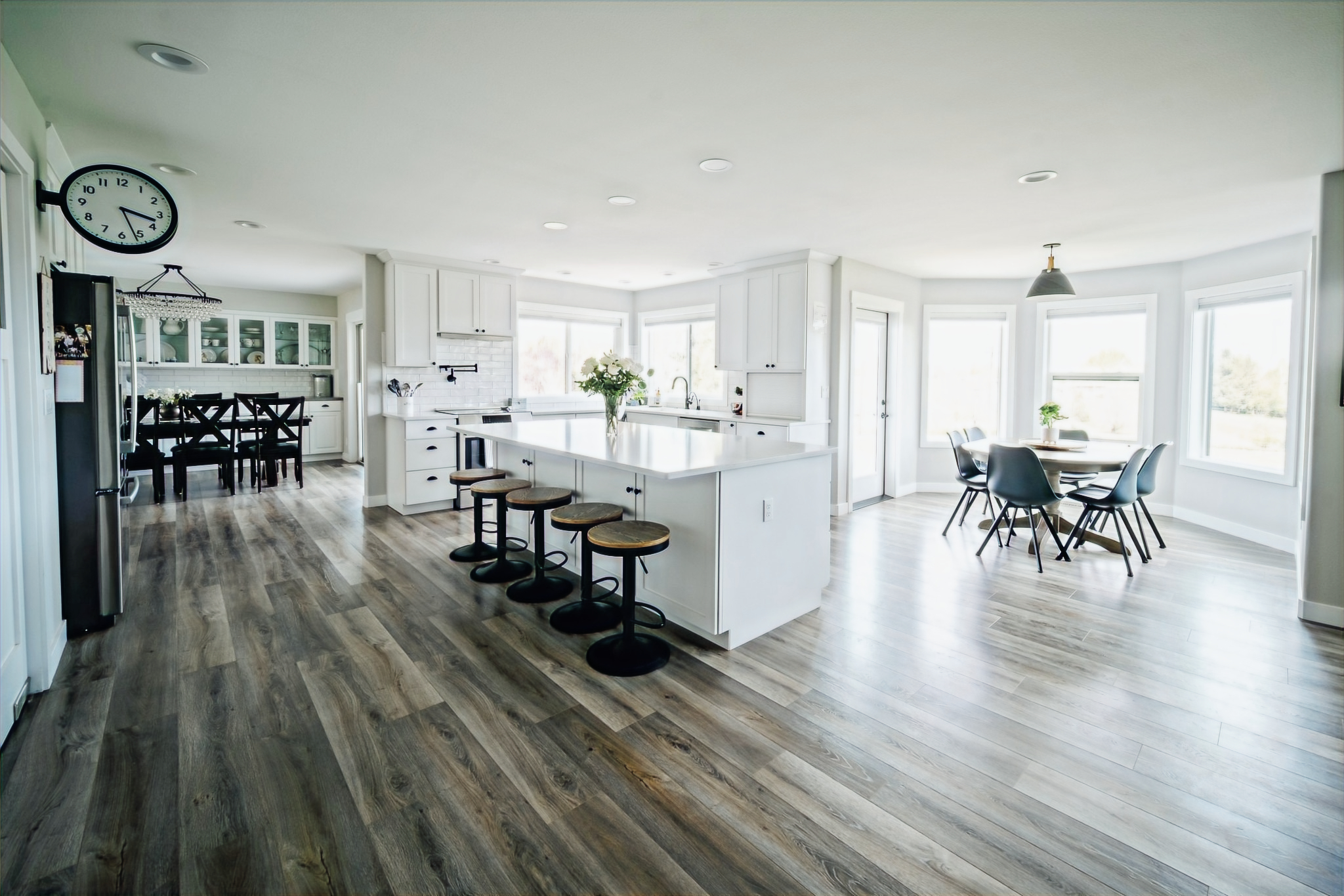 Elevate your kitchen with custom islands in Cypress, TX. Artosa IDC offers expert design-build services for seating, sinks & storage. Book your consultation!