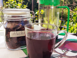 Blodtrycksänkand dryck med hibiskus och hjärtstilla