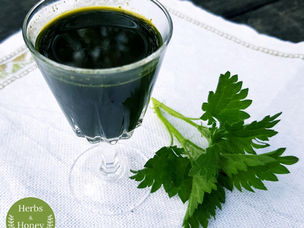 Färskpressad juice av brännässelblad