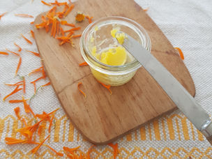 Ringblomssmör som första hjälpen-salva för små sår och hudsprickor