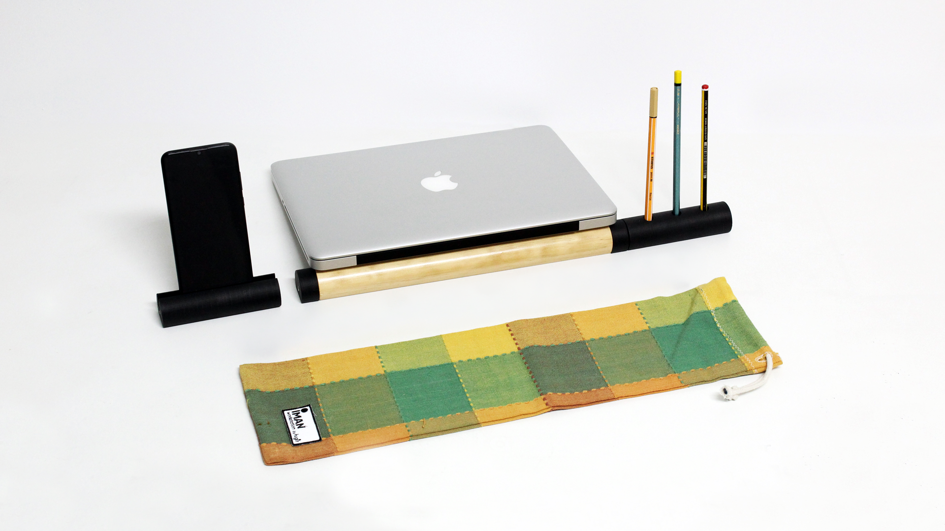 IMAN squares is a worksation with a holder for laptop, mobile phone and pens, a functional and adjustable set.