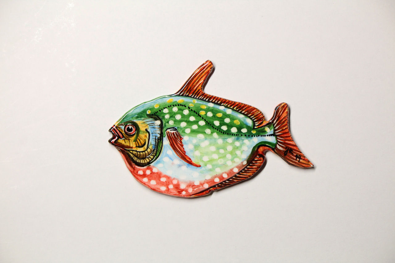 Carnation fish sculpted and hand-painted on tiles by Josefina Ribeiro.