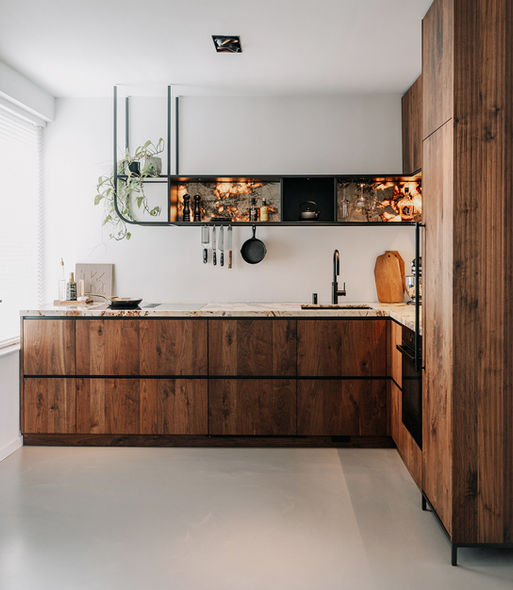 notenhouten maatwerk keuken op maat marmer werkblad aanrechtblad keukendesign werkplaats kraftig keukenontwerp plafondrek keukenrek marmeren blad natuursteen keukenblad