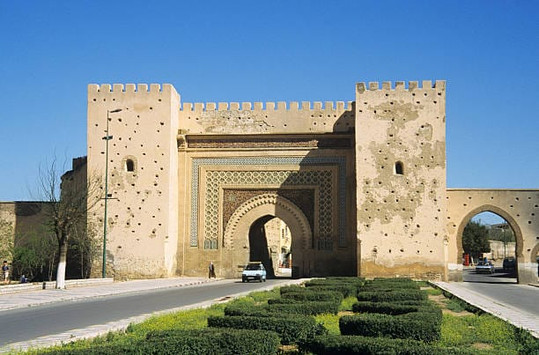 MEKNES, مكناس in Arabic, ⴰⵎⴻⴽⵏⴰⵙ, Ameknas literally "warrior", in Berber