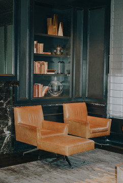 lounge area in lobby of marriott old city philadelphia hotel