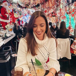 A guide to visiting NYC at Christmas time featuring the best window displays, restaurants and markets to visit in Manhattan NYC