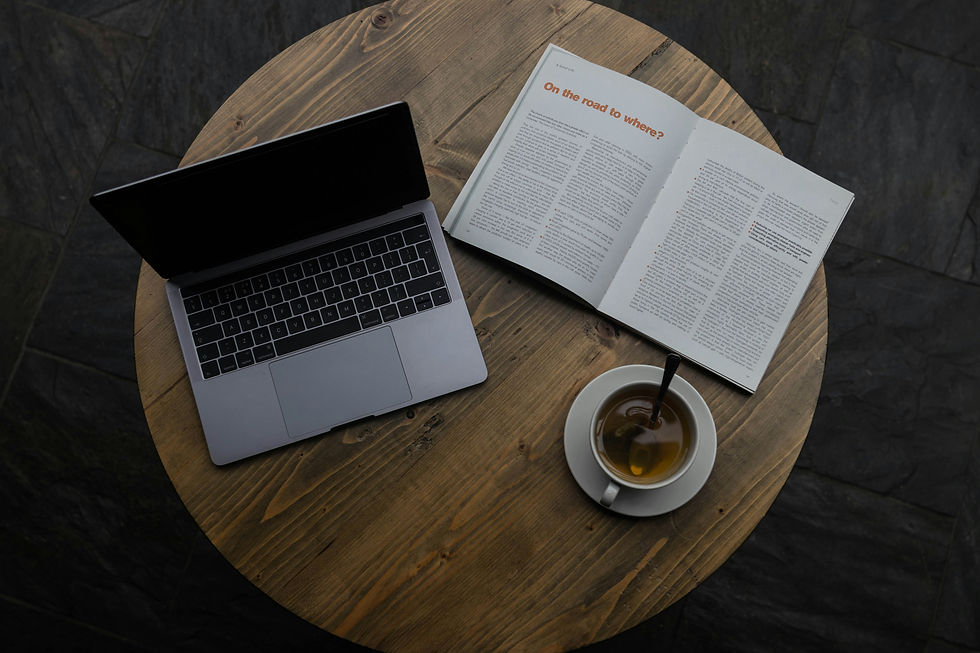 Laptop und Zeitschrift
