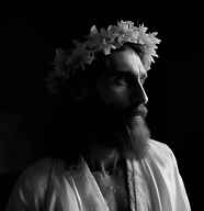 Photographie montrant un homme portant une couronne de fleurs ressemblant à Jésus Christ captuée par Manuel Besse à Los Angeles