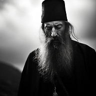 Photographie intense réalisée par Manuel Besse d'un homme saint portant une longue barbe, un couvre-chef et un chapelet