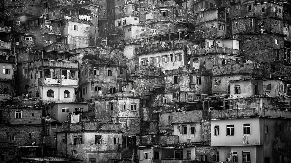 Vue panoramique en noir et blanc de la favela de Rocinha à Rio de Janeiro, densité d’immeubles auto-construits, photographie NOD 2025 par Manuel Besse