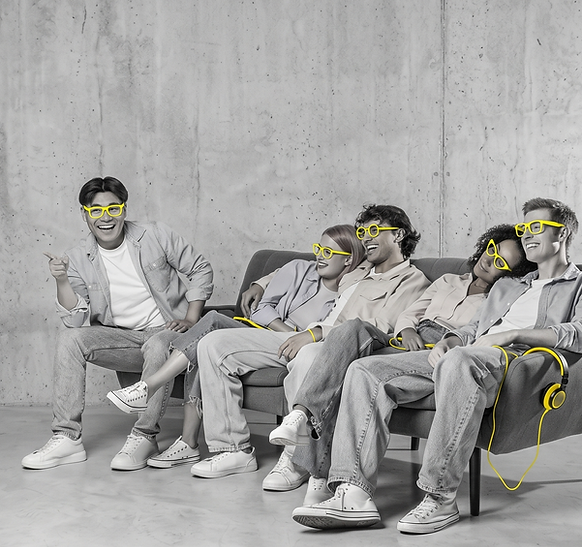 5 amigos con gafas amarillas pasan el rato en el sofá