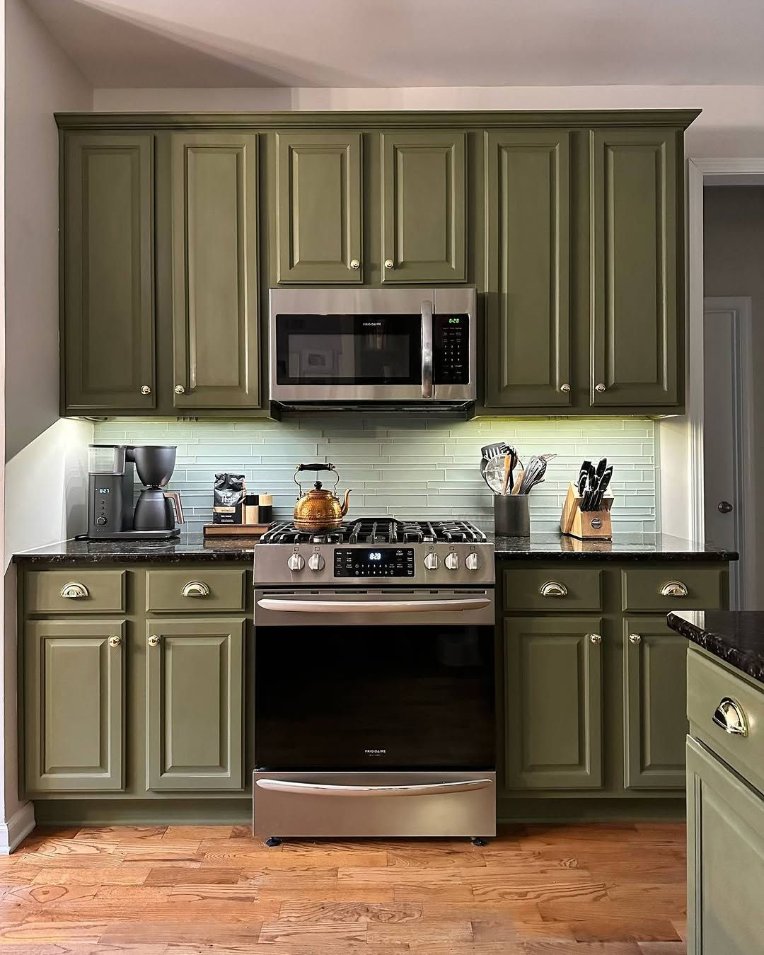 შეღებილი მდფ სამზარეულო