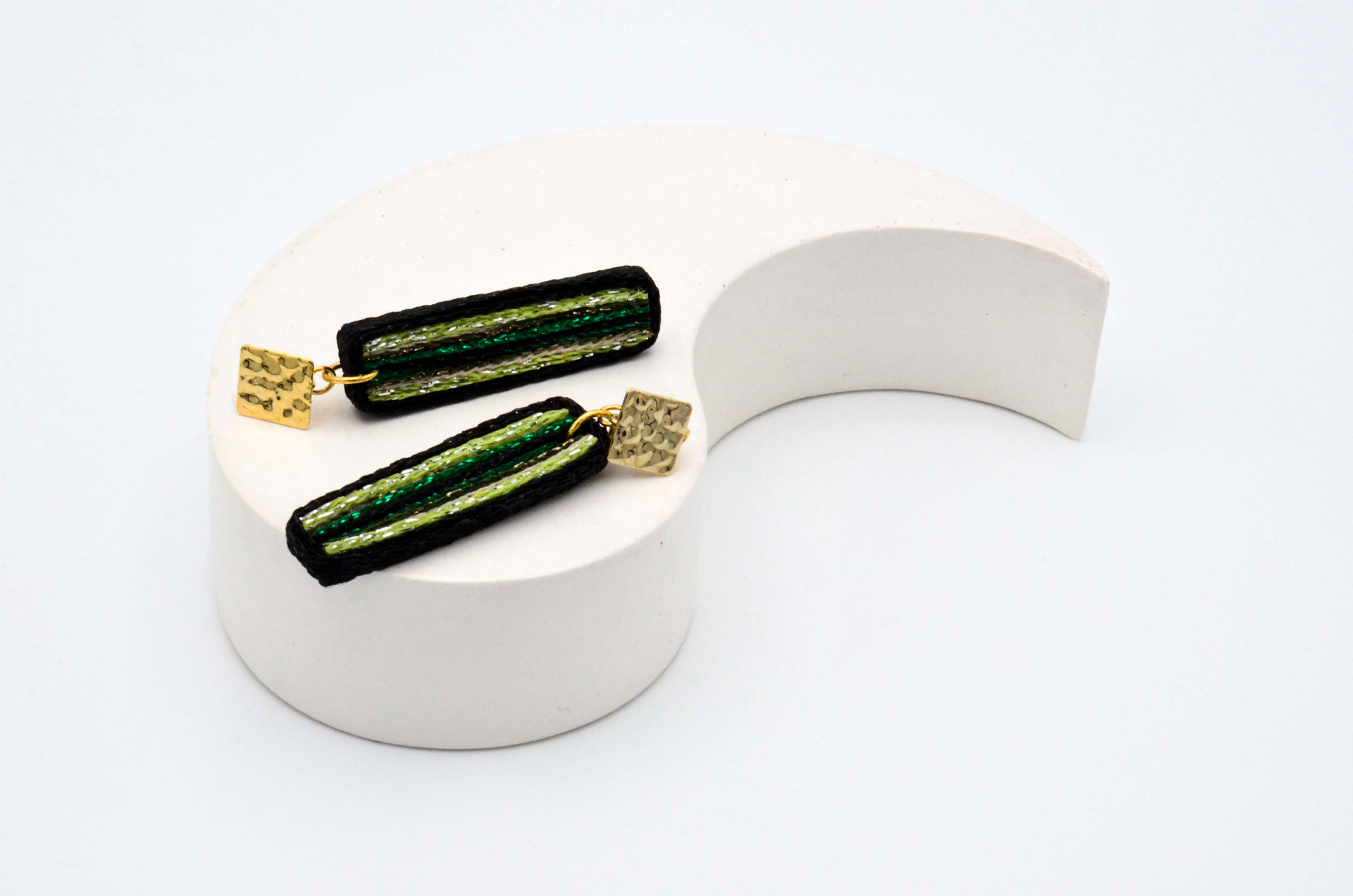 Pendientes Stick, pendientes textiles en forma de barrita en distintas combinaciones cromáticas.