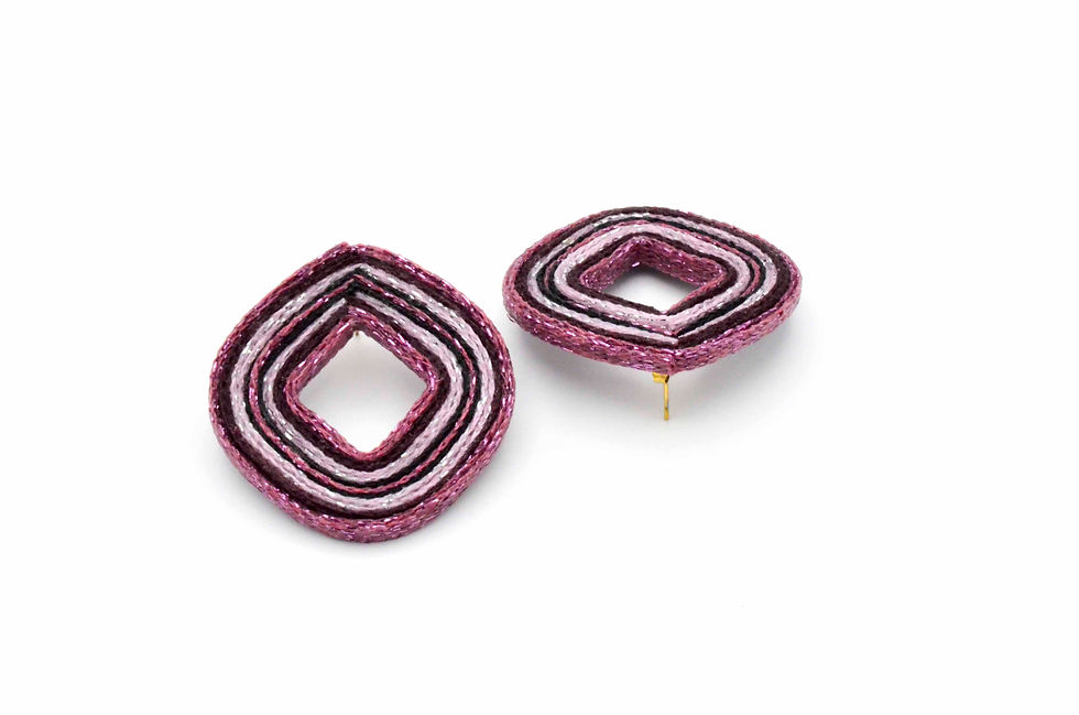 Miniatura: Pendientes textiles con forma de rombo, hechos con colores combinados.