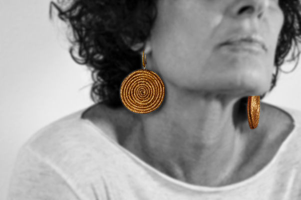 Pendientes con forma de disco, hechos con hilos brillantes con engarce de acero bañado en oro o plata.