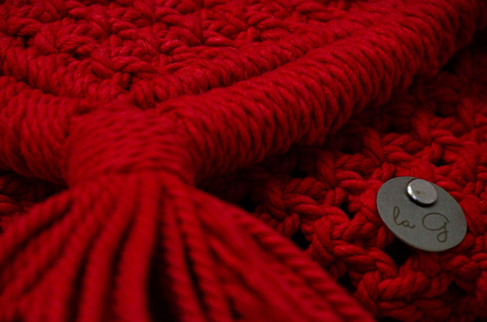 Thumbnail: Bolso de mano, tejido con técnica de macramé con hilos color rojo