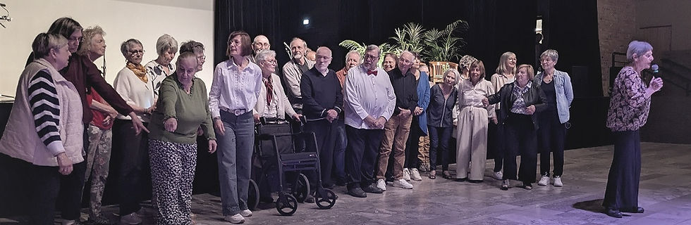 La Chorale s'installe pour interpréter " l'hymne de l'ARPET" , paroles de  Jacqueline Huet
