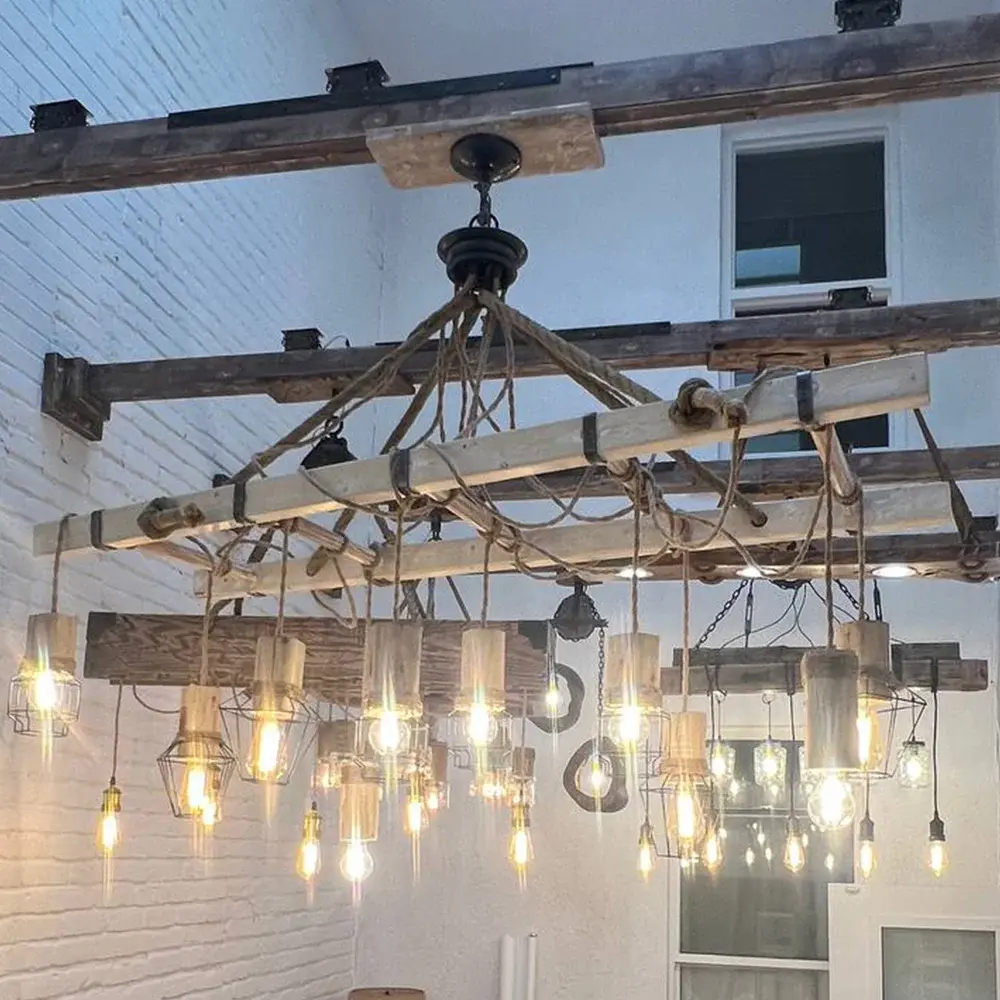 Ampes suspendues design vintage d'un escalier de grange