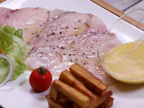 CARPACCIO DE SAUMON FUMÉ À L'ANCIENNE ET NOIX DE SAINT-JACQUES DU POTAGER