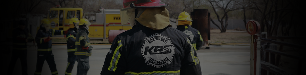 foto de Bombero de espaldas con la marca KBS en su chaquetón